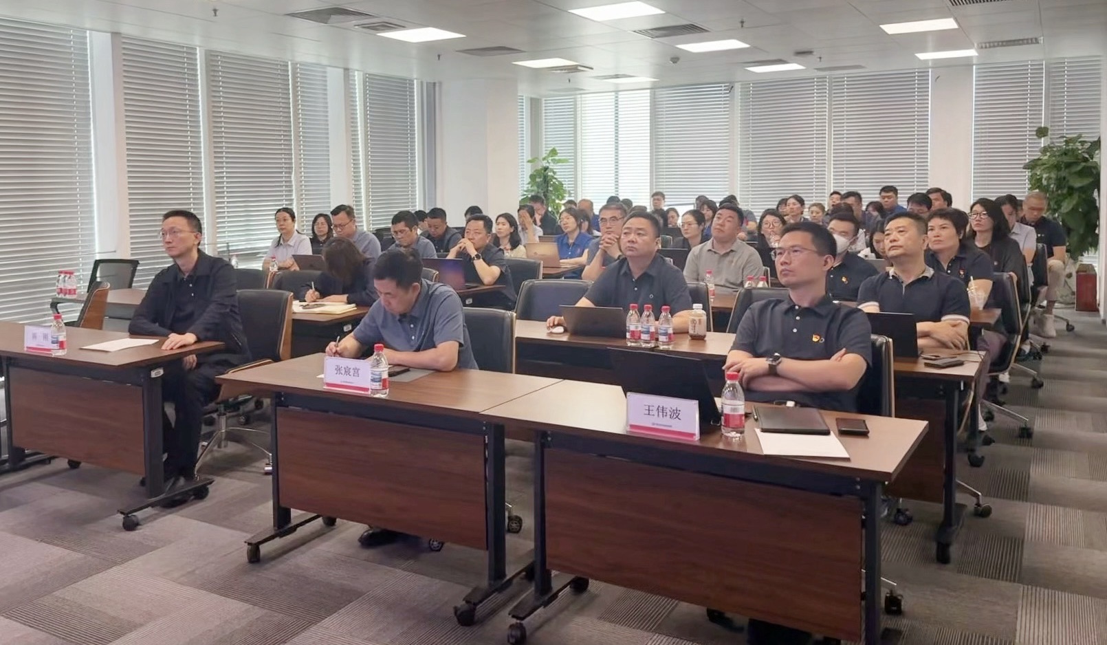 中建材信息黨總支召開深入貫徹中央八項規(guī)定精神學習教育警示教育大會暨專題黨課